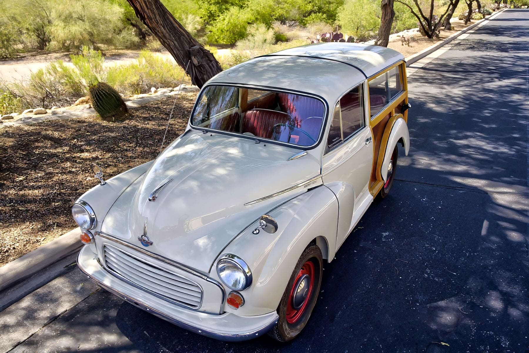 1966 Morris Minor 1000 Traveller auction photograph 2