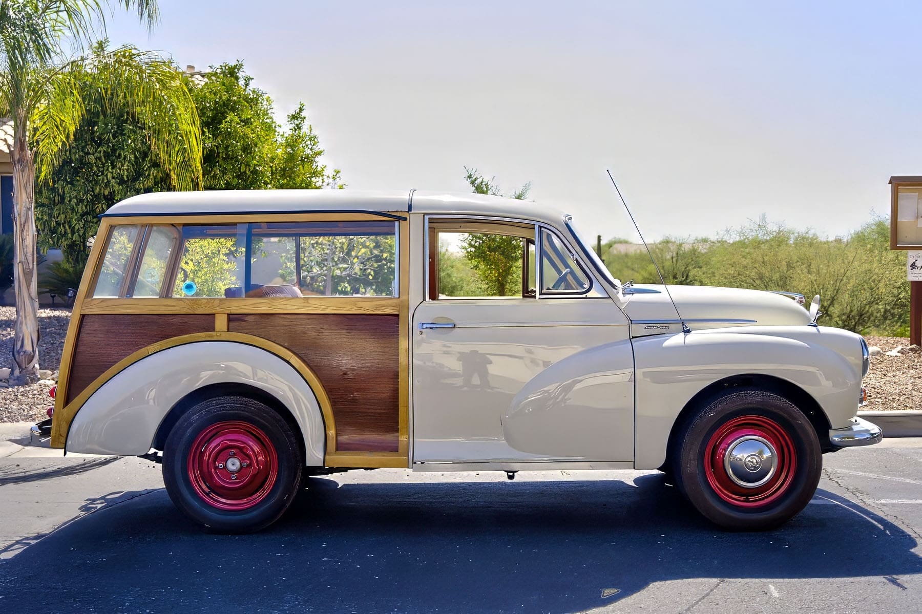 1966 Morris Minor 1000 Traveller auction photograph 7